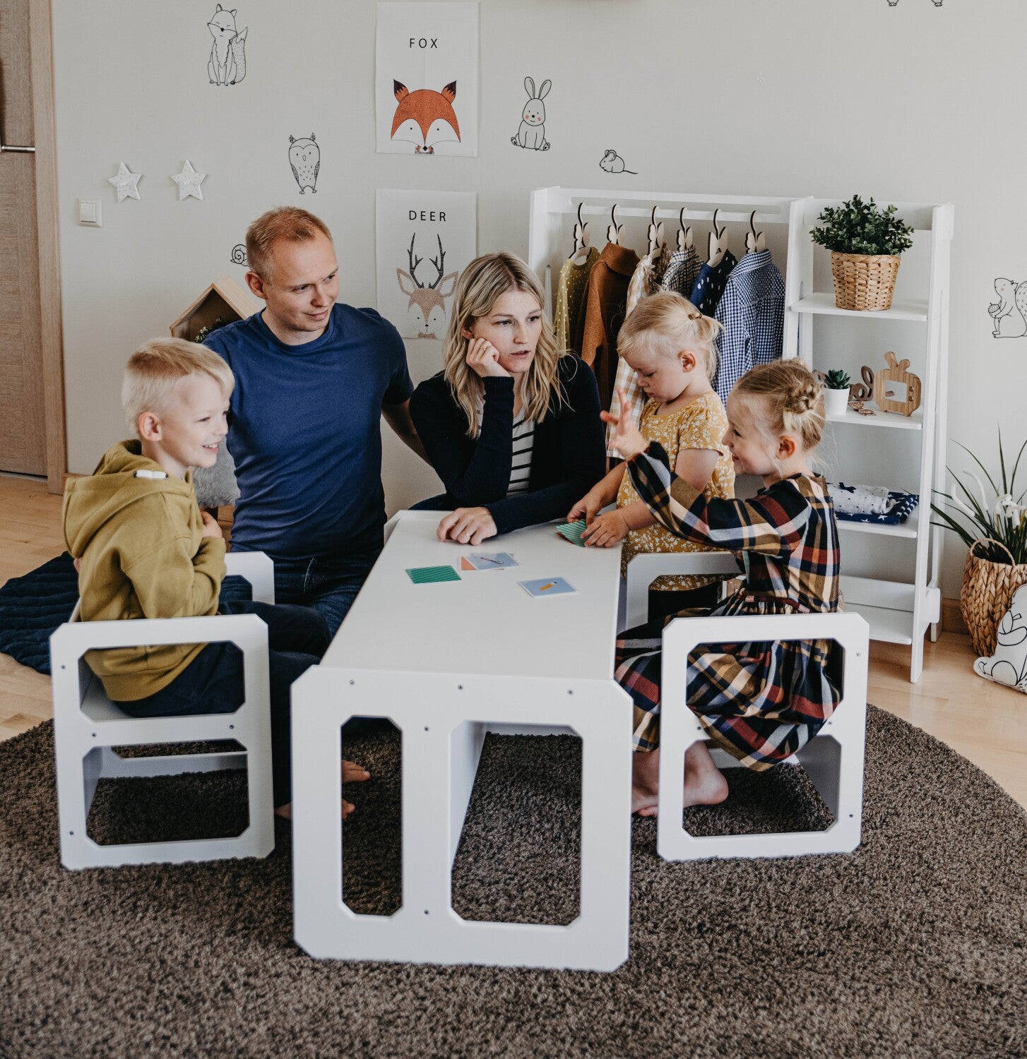 Montessori staliuko ir kėdučių rinkinys – su 2 kėdutėmis